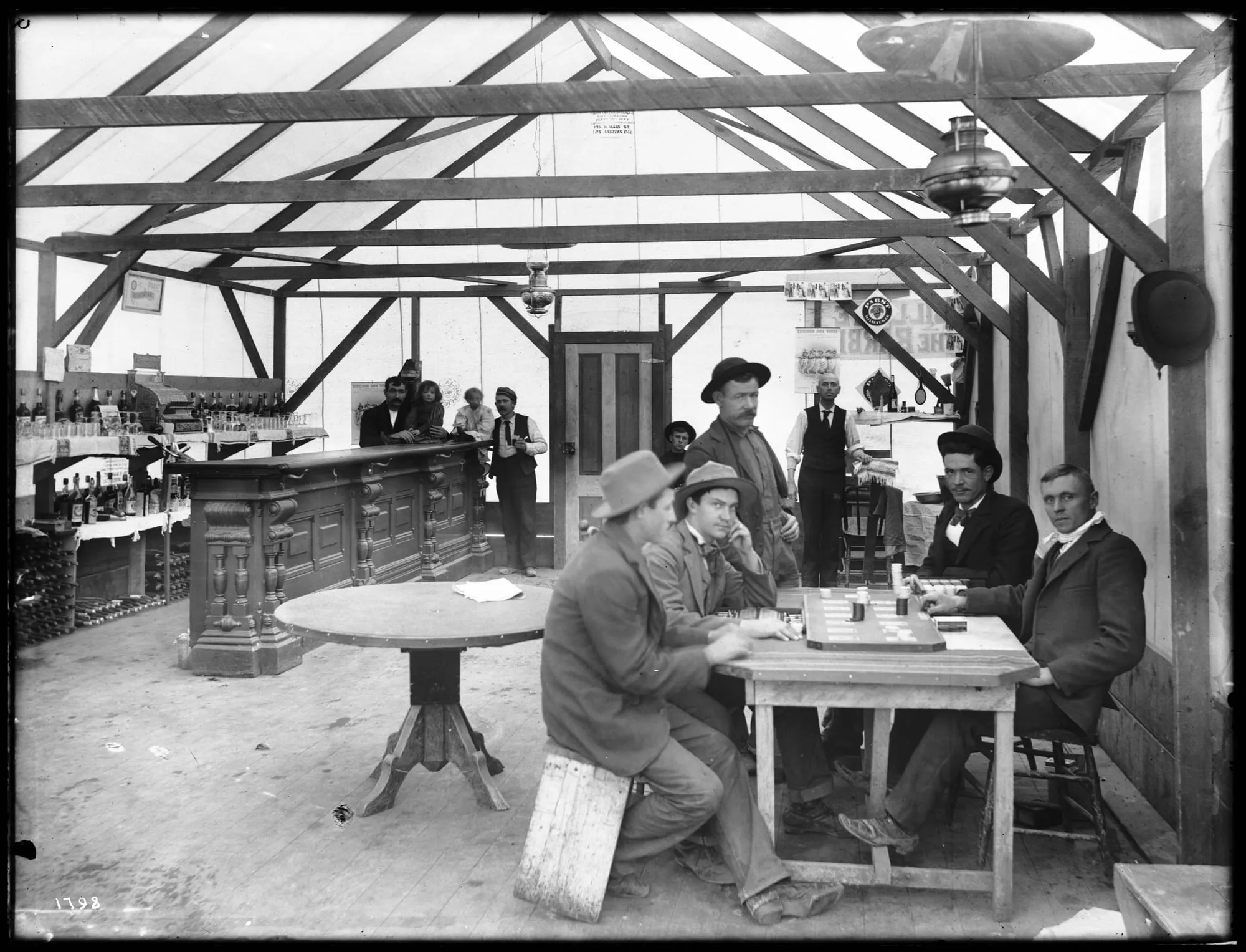 Interiér amerického baru kolem roku 1900